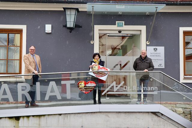 Einkaufsstadt-Obmann Dietmar Peinsipp, Schriftführerin Waltraud Gotthard und Notar Christoph Raimann (v.l.) ermittelten die Gewinn-Losnummern. | Foto: Mayer 