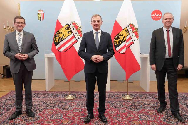 Wirtschafts-Landesrat Markus Achleitner, Landeshauptmann Thomas Stelzer und Gerhard Straßer, Landesgeschäftsführer des Arbeitsmarktservice OÖ (v.l.). | Foto: Land OÖ/Ernst Grilnberger