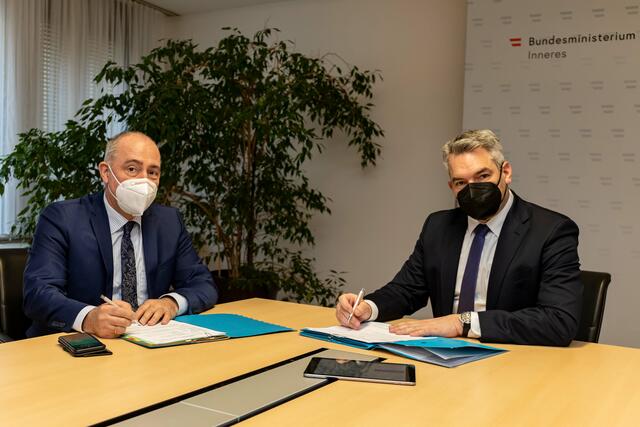 Vizebürgermeister Matthias Adl und Innenminister Karl Nehammer bei den Gesprächen.
  | Foto: VP St. Pölten