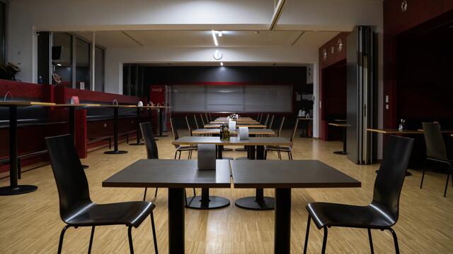 Auch in der sonst so lebendigen Kantine des Landestheaters ist es still. Sie ist zwar zugänglich, aber nur mit extremen Beschränkungen. | Foto: Andrea Leichtfried