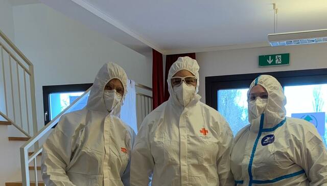 Die Testerinnen: Barbara Mödler (Freiwillige), Gabriele Halbauer (Rotes Kreuz Hainburg) und Barbara Mödler (Freiwillige)