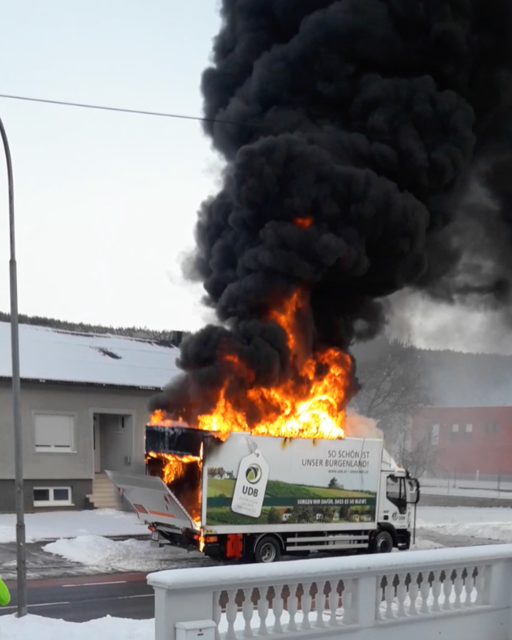 Brennender Transporter mit Gefahrengut