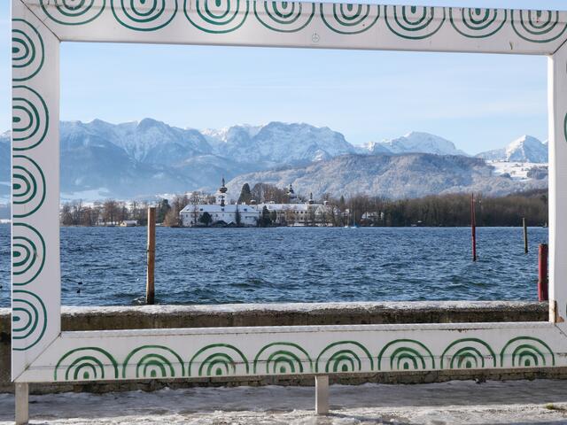 Seeschloss Ort Gmunden, im Hintergrund das Höllengebirge