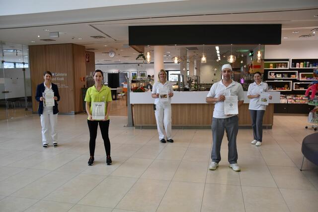Sandra Frühwirt (Diätologin), Tanja Salomon (Leitung Cafeteria), Martina Haider (Leitung Diätologie), Gerhard Zehetner (Küchenleitung), Manuela Höbling (stv. Küchenleitung) sind stolz auf die neuen Zertifikate.