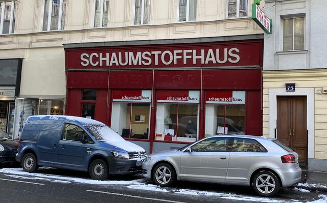 Das Schaumstoffhaus bietet unter anderem medizinischen Bedarf, wie etwa Nackenrollen an.