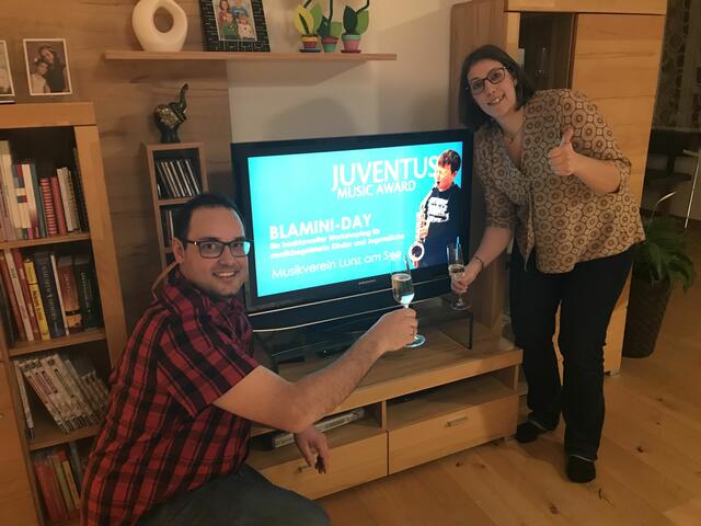 Kapellmeister Gerold Huber und Jugendreferentin Katrin Lechner vom Musikverein Lunz am See freuen sich über den 1. Platz beim „Juventus Music Award“.