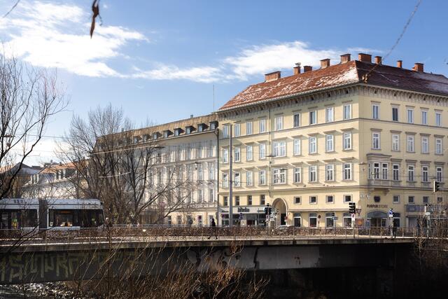 Heute zieren tausende Schlösser die Brücke.