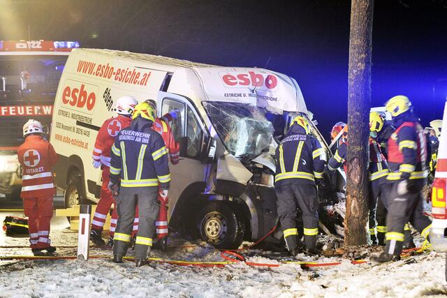Der Lenker kam aus bislang unbekannter Ursache von der Fahrbahn ab.