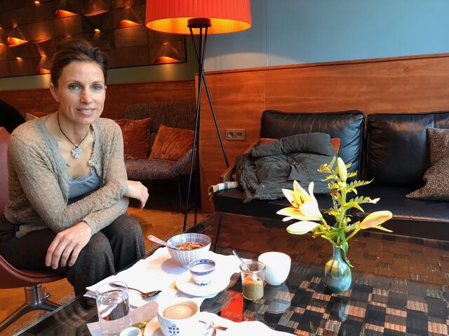 Die Chefin des Café Bazar, Evelyn Brandstätter (im Bild bei einem Interview von 2019) beschreibt die Verlängerung des Lockdown als "zermürbend und sehr belastend, vor allem auch für die Mitarbeiter."