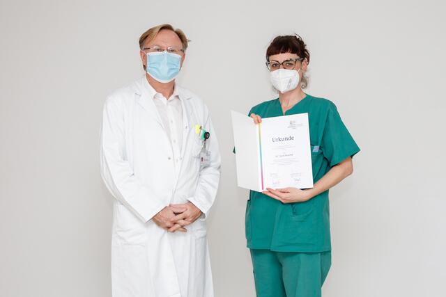 Michael Girschikofsky, Ärztlicher Direktor Ordensklinikum Linz Elisabethinen, überreichte die Ernennungs-Urkunde unter anderem an Sarah Ruschak von der Abteilung Anästhesie und Intensivmedizin.