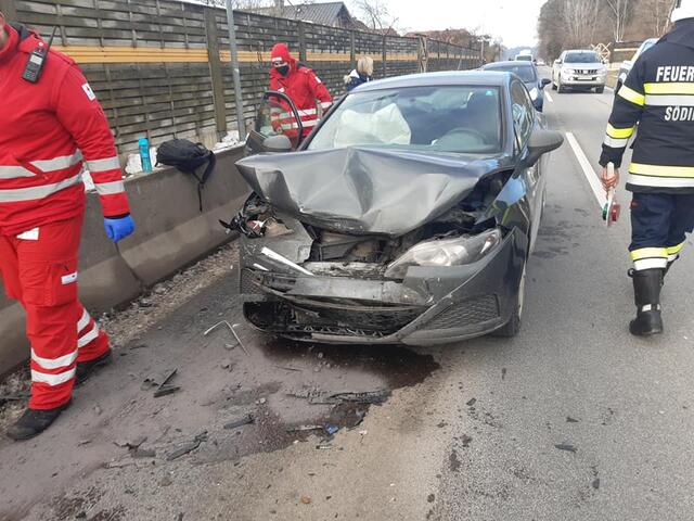 Auffahrunfall mit zwei verwickelten Fahrzeugen auf der B70