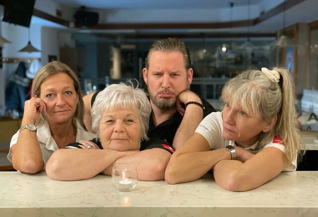 Artur Hummel vom Café Hummel in der Donaustadt mit seinen Mitarbeiterinnen. Aufgrund des verlängerten Lockdowns geht dem Kult-Cafétier langsam das Geld aus.