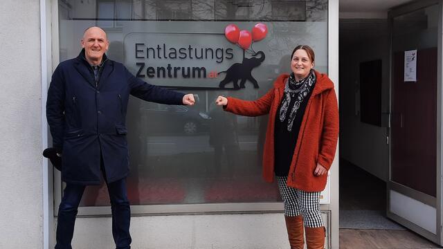 Veriensobfrau Beatrix Gross informierte Bürgermeister Josef Ziniel über die Neueröffnung des "Entlastungszentrums" in Frauenkirchen.