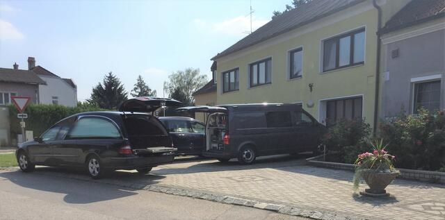 Zwei offene Wägen am Tatort: einer zur Spurensicherung im Haus, der andere für den Transport des Opfers.