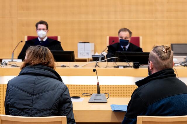 Der 40-Jährige und die 45-Jährige sind u.a. wegen des Verbrechens der staatsfeindlichen Bestrebungen angeklagt.