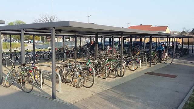 Radabstellanlage Bahnhof Strasshof:
Die Anbindung der Bahnhöfe ist eine der Kernelemente in der Radbasisnetzplanung
.