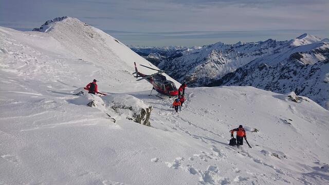 Eine Skifahrerin wurde am Mittoch in Obertauern abseits der Pisten verschüttet. Die Einheimische hatte enormes Glück, da Bergretter und Alpinpolizisten im Gelände waren. Eine Nachlawine verschüttete dann auch noch zwei Bergretter während des Einsatzes.