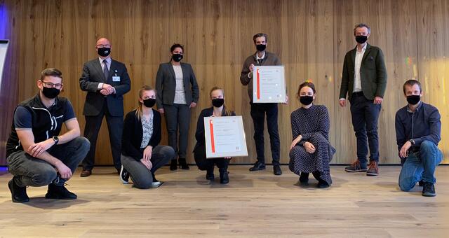 Höchste Hygienestandards – geprüft und zertifiziert – im Bild das Team des Alpenresort Schwarz mit derm Zertifizierungsteam des TÜV und der hollu Akademie.
