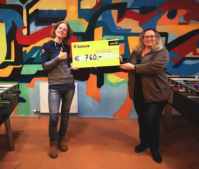 Katharina Altmayer (Jugendbetreuerin) und rechts Mag.a Rebecca Brunner(Leitung Jugendzentrum)