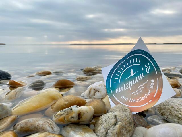 Pickerl kleben und gewinnen – der Neusiedler See Tourismus startete eine Aufkleber-Aktion.