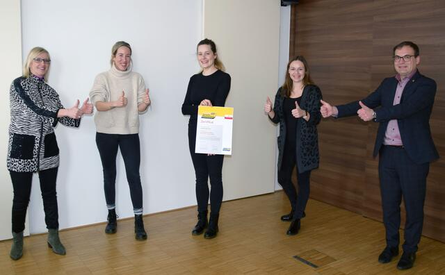 Vizebgm. Gabriele Modl, Stephanie Ortmayr, Karoline Mayer, Julia Riedl und Bürgermeister Christian Schöffmann zeigen sich über die Auszeichnung erfreut.