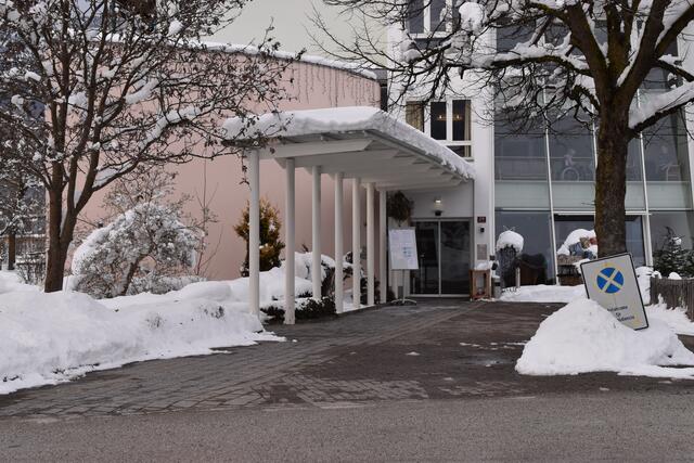 Im Altenwohn- und Pflegeheim Kirchbichl wurden übrige Corona-Impfdosen an Gemeindemitarbeiter sowie den Sohn des Bürgermeisters geimpft. Das sorgte für Kritik.
