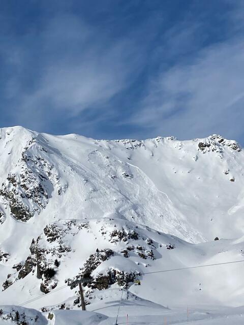 Eine Skifahrerin wurde heute Mittag in Obertauern abseits der Pisten verschüttet. Die Einheimische hatte enormes Glück, da Bergretter und Alpinpolizisten im Gelände waren. Eine Nachlawine verschüttete zwei Bergretter während des Einsatzes. | Foto: Bergrettung Obertauern
