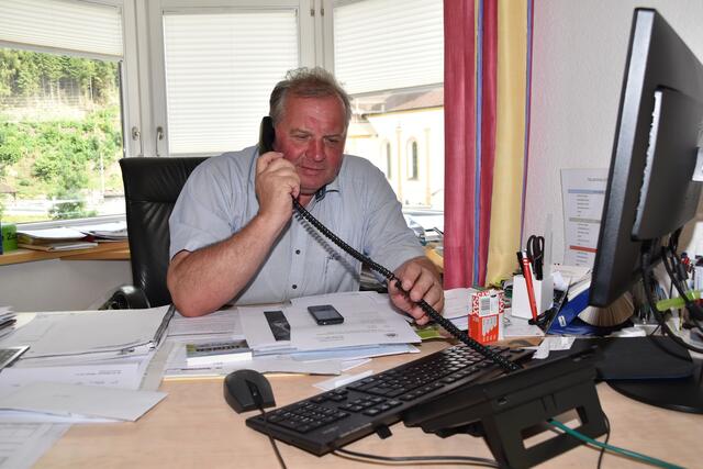 Der Obmann des Gemeindeverbands Altersheim Annaheim kam vergangene Woche überraschend zu einer Impfung. Jetzt wird er, wie auch andere Bürgermeister im Land, dafür heftig kritisiert.