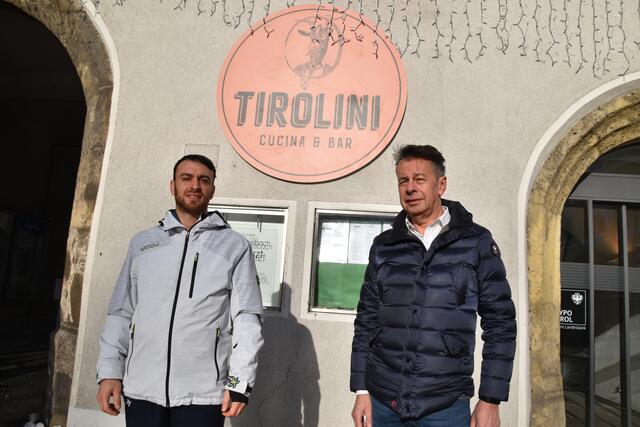 Küchenchef Daniele Passarelli und Wirt Paul Krug vor dem neuen Schild.