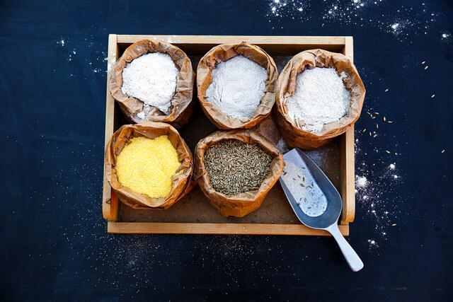 Das Getreide kann man auch in eigenen Behältnissen abholen | Foto: Foto: Martin Jordan