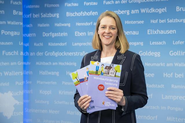 „Ein Anstieg der Expertenberatungen des Salzburger Institut für Raumordnung und Wohnen (SIR) um mehr als zehn Prozent ist ein deutliches Signal, wie wichtig eine umfassende Information zur Wohnbauförderung und Wohnbeihilfe ist. Mit verlängerten Stundungen und finanziellen Hilfen für Selbstständige wird zusätzlich unterstützt“ betont Landesrätin Andrea Klambauer.
