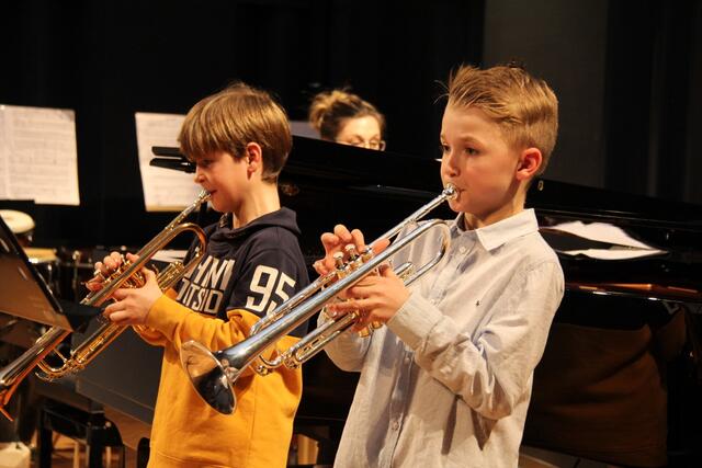 Lukas Karner und Anton Mauthner haben das Junior-Leistungsabzeichen (mit ausgezeichnetem Erfolg) absolviert. | Foto: Musikschule Gleisdorf