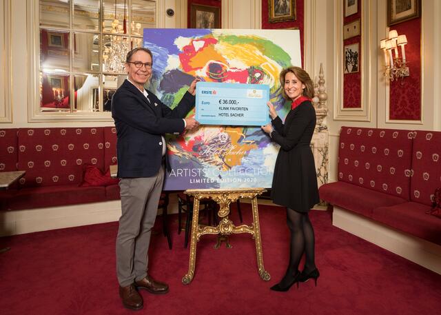 Alexandra Winkler übergibt den Spendenscheck über 36.000 Euro an Günther Bernert, den Abteilungsleiter für Kinder und Jugendheilkunde der Klinik Favoriten.