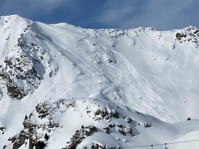 Eine Skifahrerin wurde heute Mittag in Obertauern abseits der Pisten verschüttet. Die Einheimische hatte enormes Glück, da Bergretter und Alpinpolizisten im Gelände waren. Eine Nachlawine verschüttete zwei Bergretter während des Einsatzes. | Foto: Bergrettung Obertauern