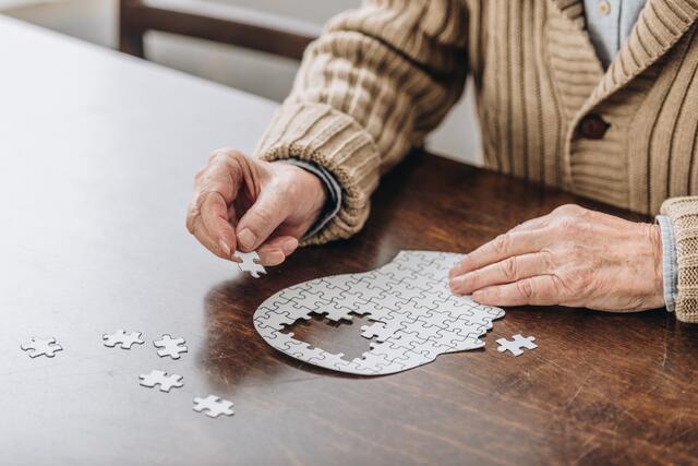 Die MAS Alzheimer startet wieder Ausbildungen in Linz, St. Pölten und Villach. | Foto: LightField Studios/Shutterstock.com