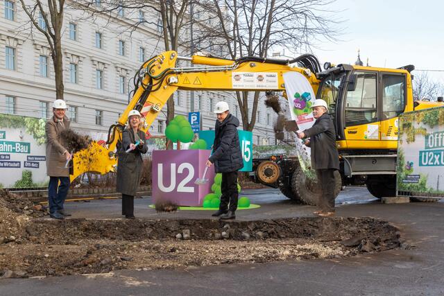 Finanzstadtrat Peter Hanke, Klimaschutzministerin Leonore Gewessler, Finanzminister Gernot Blümel und Wiener-Linien-Geschäftsführer auf der neuen Baustelle. | Foto: Wiener Linien/Alexandra Gritsevskaja