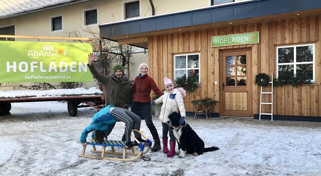 Sonja und Gerhard Aichwalder mit Kindern Amelie und Lina vor dem Hofladen | Foto: Foto: Privat