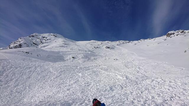 Eine Skifahrerin wurde heute Mittag in Obertauern abseits der Pisten verschüttet. Die Einheimische hatte enormes Glück, da Bergretter und Alpinpolizisten im Gelände waren. Eine Nachlawine verschüttete zwei Bergretter während des Einsatzes. | Foto: Bergrettung Obertauern