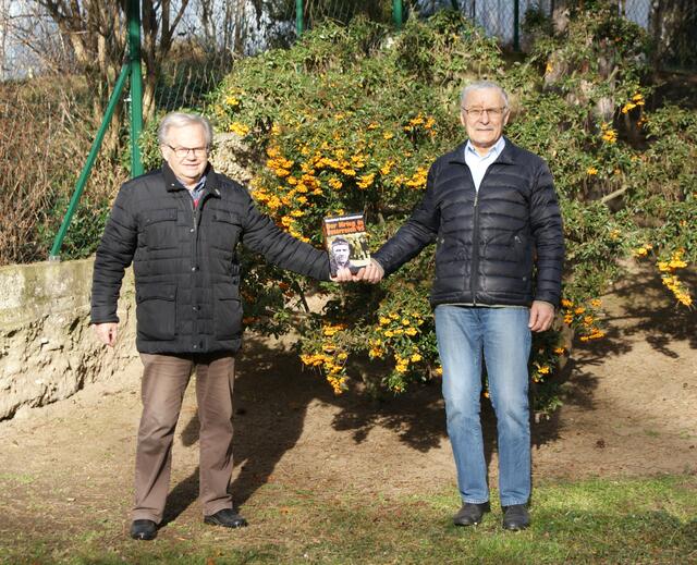 Reinhard Graf gratuliert Franz Mantler.