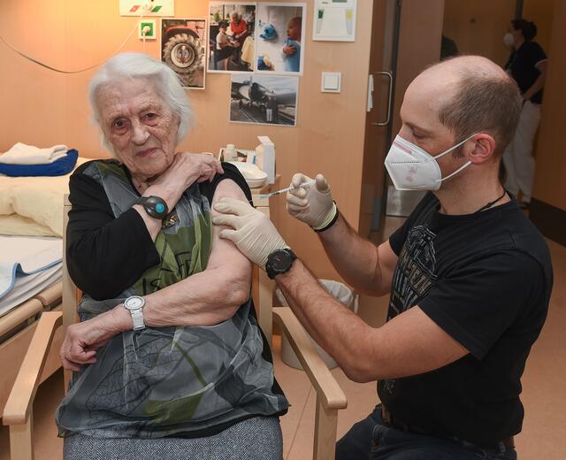 Zu ihrem 101. Geburtstag lässt sich Frau Maria Mayer im Seniorenheim Franz-Hillinger gegen Corona impfen. | Foto: Stadt Linz