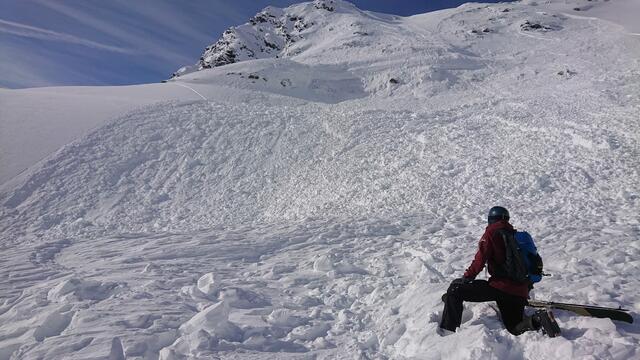 Eine Skifahrerin wurde heute Mittag in Obertauern abseits der Pisten verschüttet. Die Einheimische hatte enormes Glück, da Bergretter und Alpinpolizisten im Gelände waren. Eine Nachlawine verschüttete zwei Bergretter während des Einsatzes.