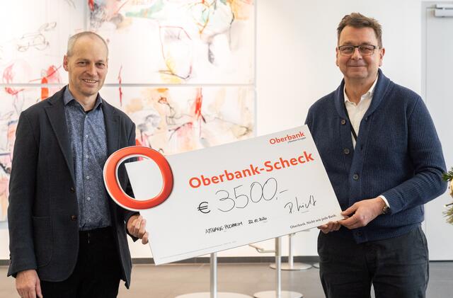 Peter Sticht (r.), Geschäftsführer der Stiwa Group, überreichte Mosaik-Leiter Stefan Hindinger einen Spendencheck über 3.500 Euro für die Aktion „Ein Bett für den Winter“. | Foto: Stiwa