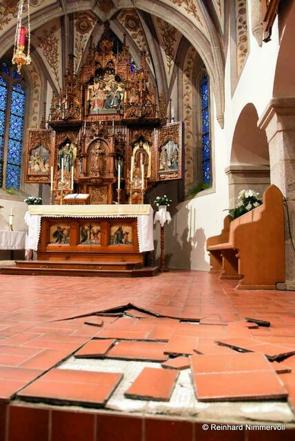 Beschädigter Boden in der Pfarrkirche St. Gotthard