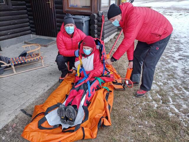 Hier sind die Lunzer Bergretter gerade am Maiszinken. In Kleingruppen üben sie das Abtransportieren und Versorgen von Menschen.  | Foto: Magdalena Reiter