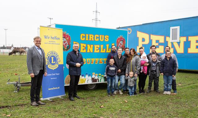 Wolfgang Brandstätter von den Lions Traun mit Bürgermeister Rudolf Scharinger und der Zirkusfamilie Reinhard. | Foto: Stadtarchiv Traun