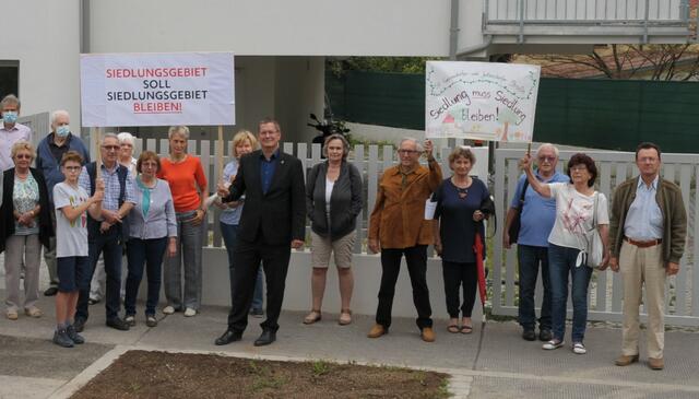 Bereits im September forderten der Siedlerverein und Bezirksvorsteher Georg Papai, dass das Siedlungsgebiet so bleiben soll.  | Foto: BV21