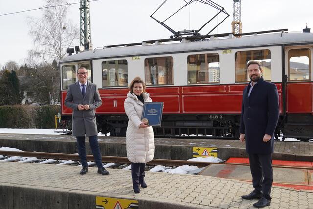 Bürgermeister Georg Djundja, Gerlinde Hagler von der Salzburg AG und Landesrat Stefan Schnöll beim Jubiläum. | Foto: Gertraud Kleemayr