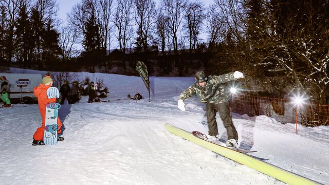 Winterspaß für Snowborder und Skifahrer im Snowpark der Krumpenloipe.