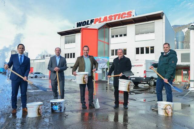 Symbolischer Spatenstich für die neue Kühlanlage in Kammern: Roland Baumann, ppa., CFO/COO Standort Kammern, Georg Hirsch, Managing Partner Wolf Plastics Group, Robert Schmid, Geschäftsführer der Schmid Industrieholding GmbH., Bürgermeister Karl Dobnigg,
Projektleiter Marco Mayer (Wolf Plastics Österreich)