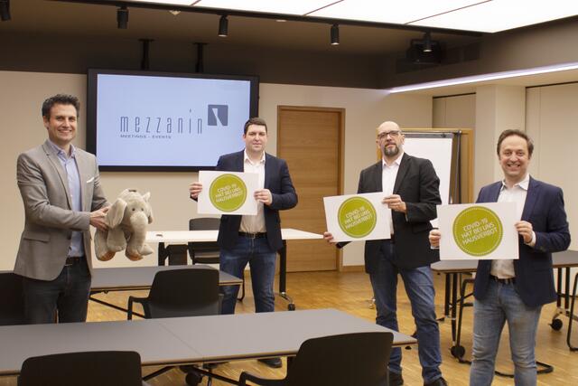 Direktor Andreas Purtscher (li.) mit Babyelefant und Team im »Mezzanin«
 | Foto: Stefanie Schachner
